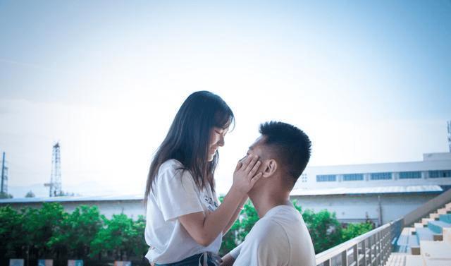 “三讲一评”助推网点服务能力提升